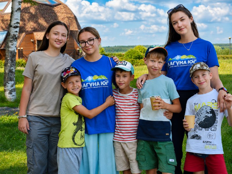 Вожатые семейного лагеря «Лагуна Юг» с детьми разного возраста