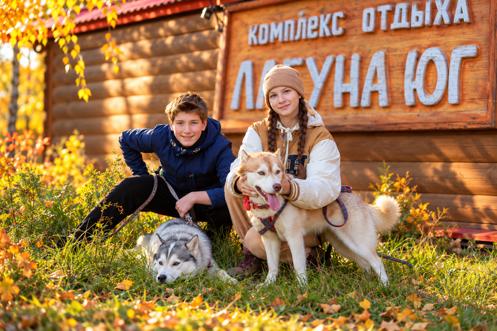 Отдых с собакой и детьми в «Лагуне Юг» Семья с ребёнком и собакой хаски на осеннем отдыхе в «Лагуне Юг»