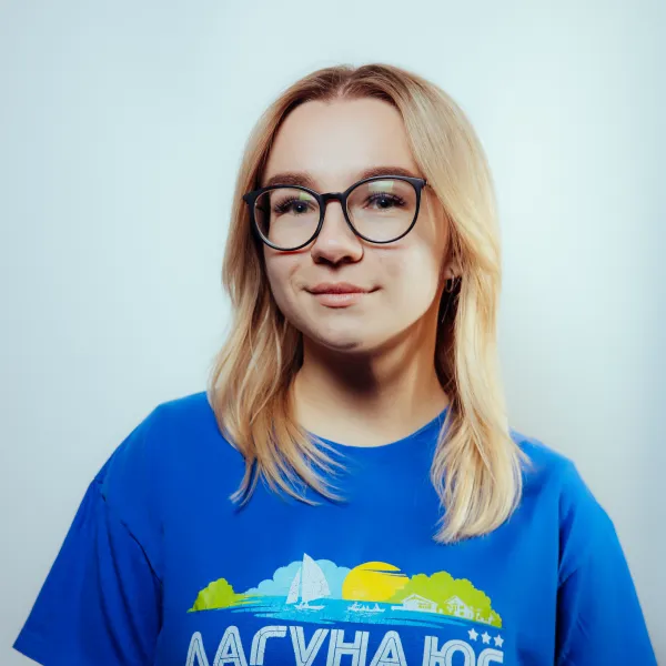 Вожатая Ольга Шеленина