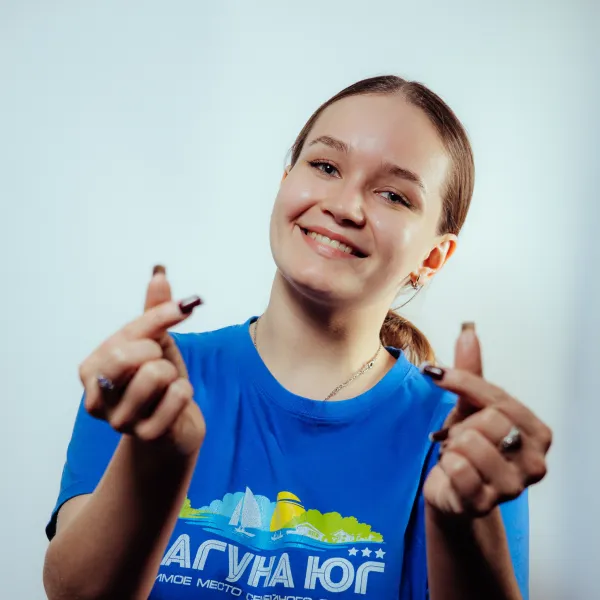 Вожатая Полина Асманова