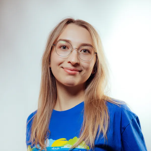 Вожатая Полина Забусова